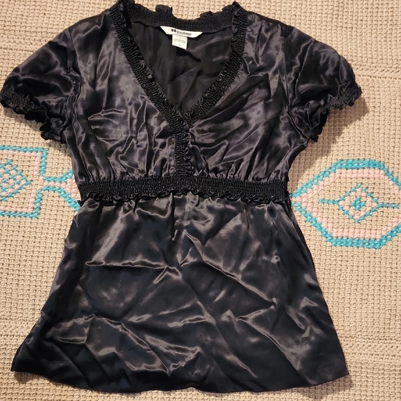 🔴 🔚🔜 SALE 100% Silk Nyguard Collection Blouse With Ruffle Details. - Picture 1 of 9